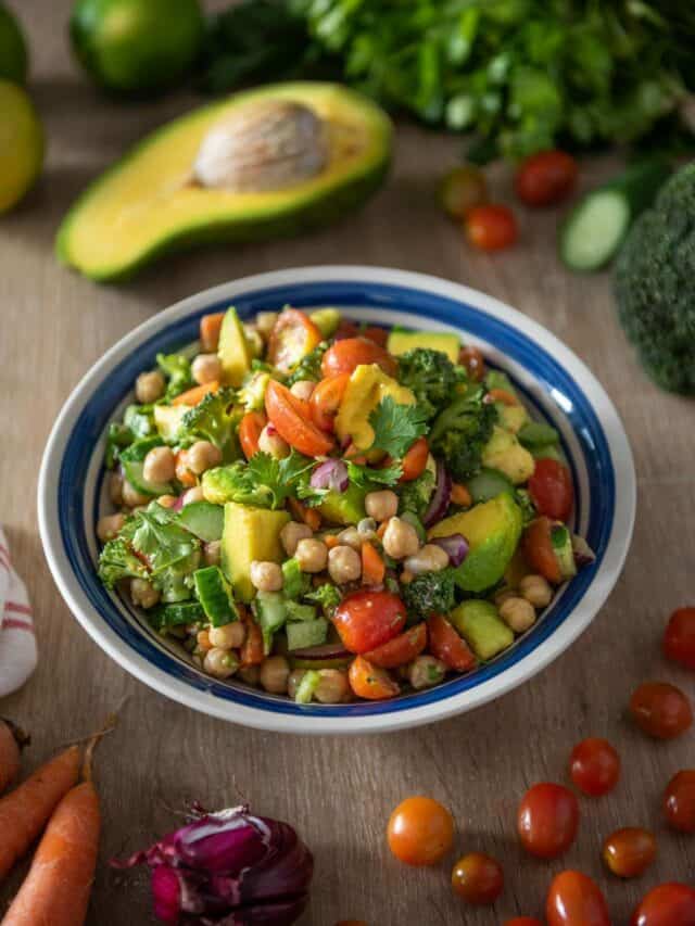 Ensalada De Aguacate Y Garbanzos Con Tomate