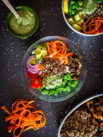 poke vegano con salsa pesto de menta.