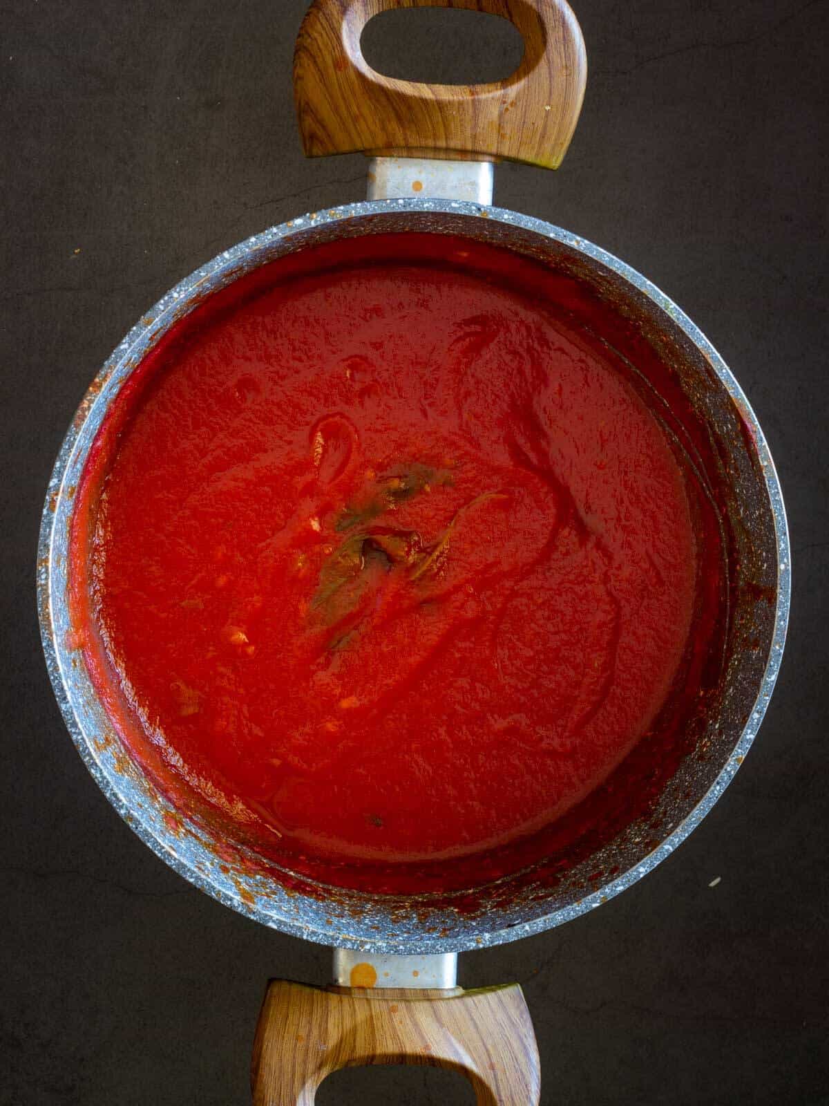 salsa de tomate italiana tipo marinara en la olla.