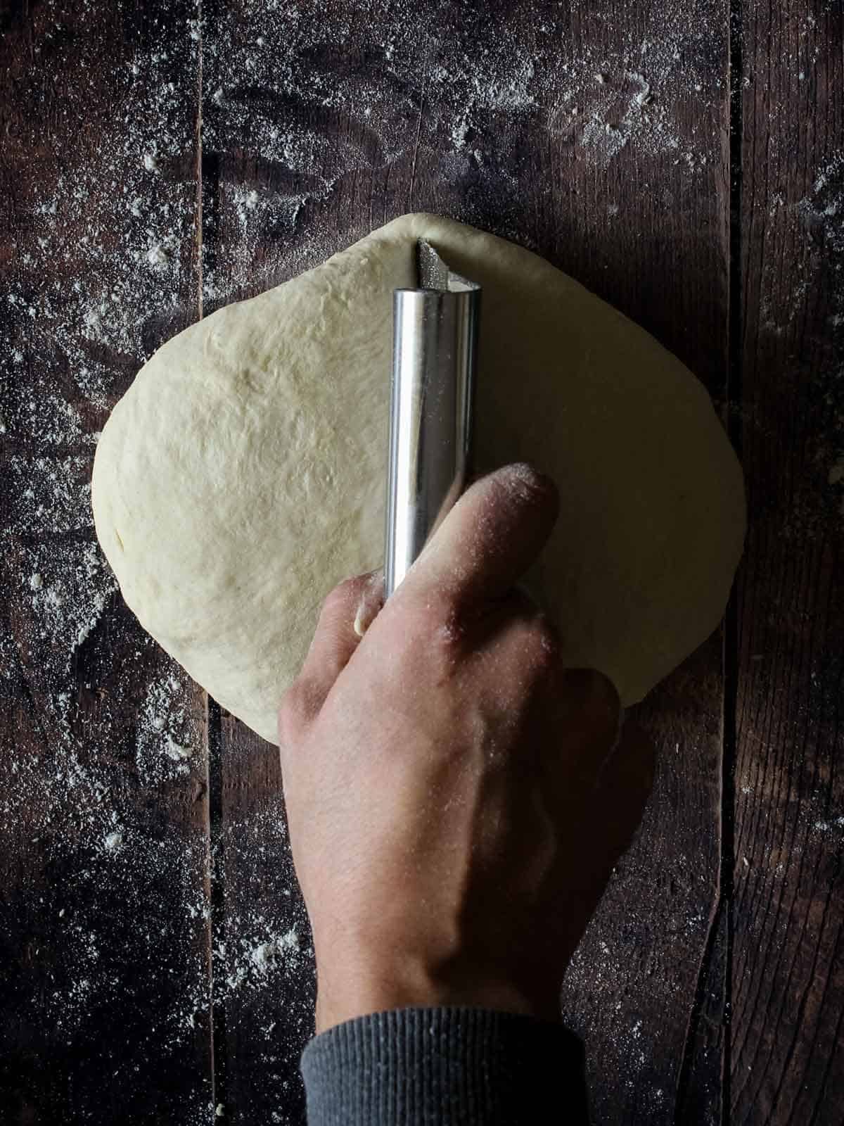 Dividir la masa de pan focaccia