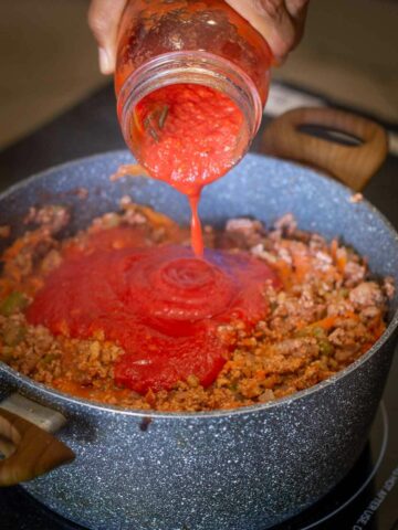 agrega la salsa de tomatoe.