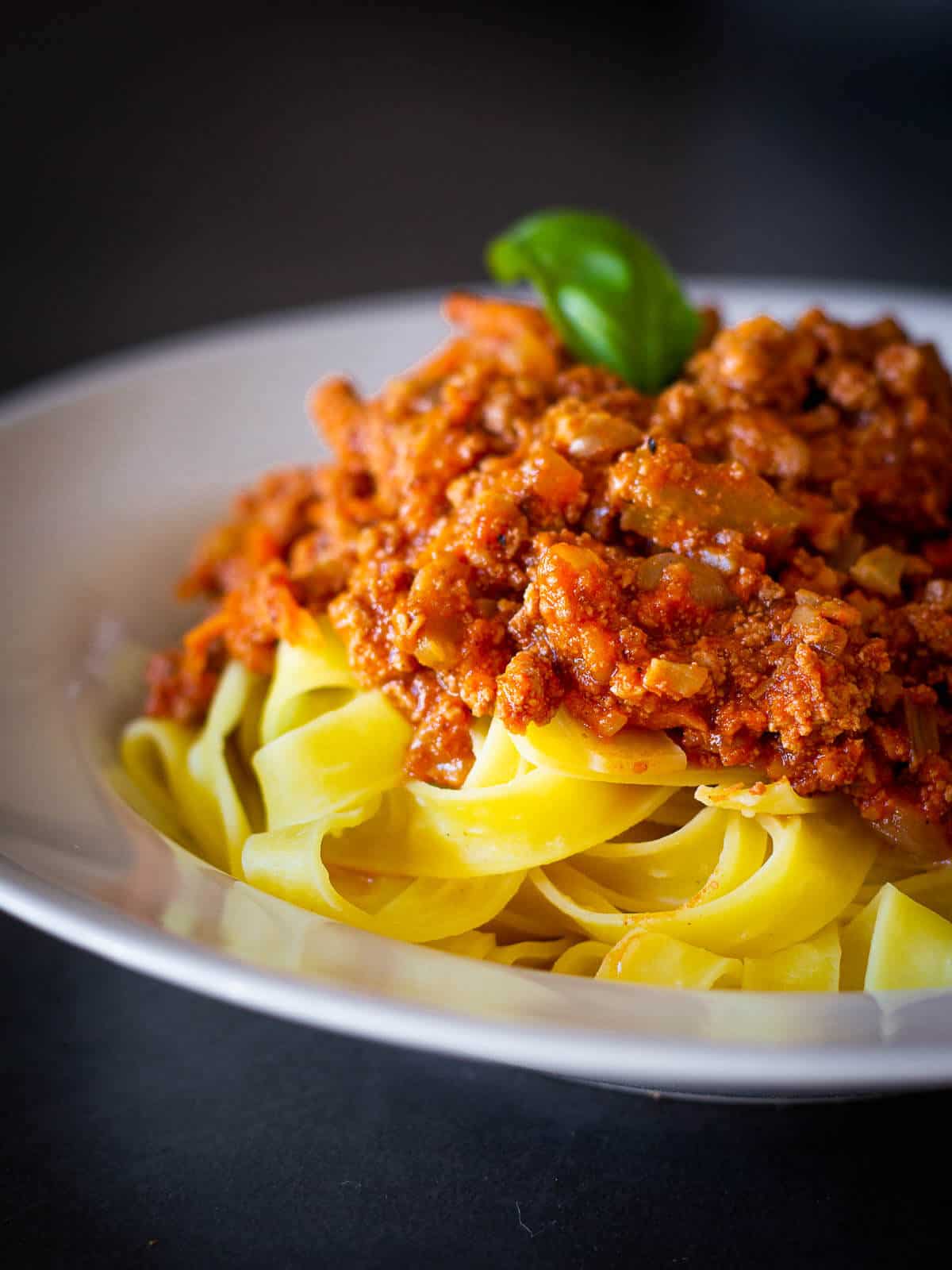 salsa de boloñesa vegana sobre espagetis.