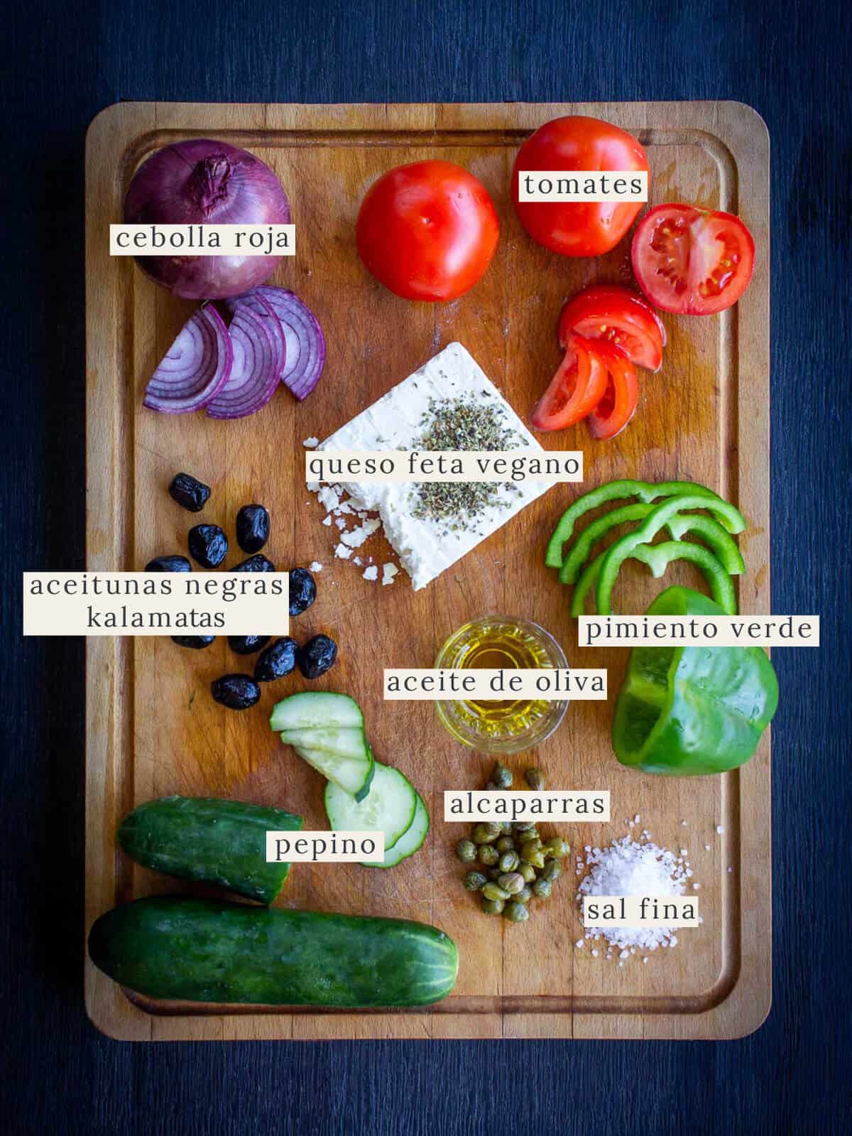 ingredientes para hacer ensalada griega vegana.
