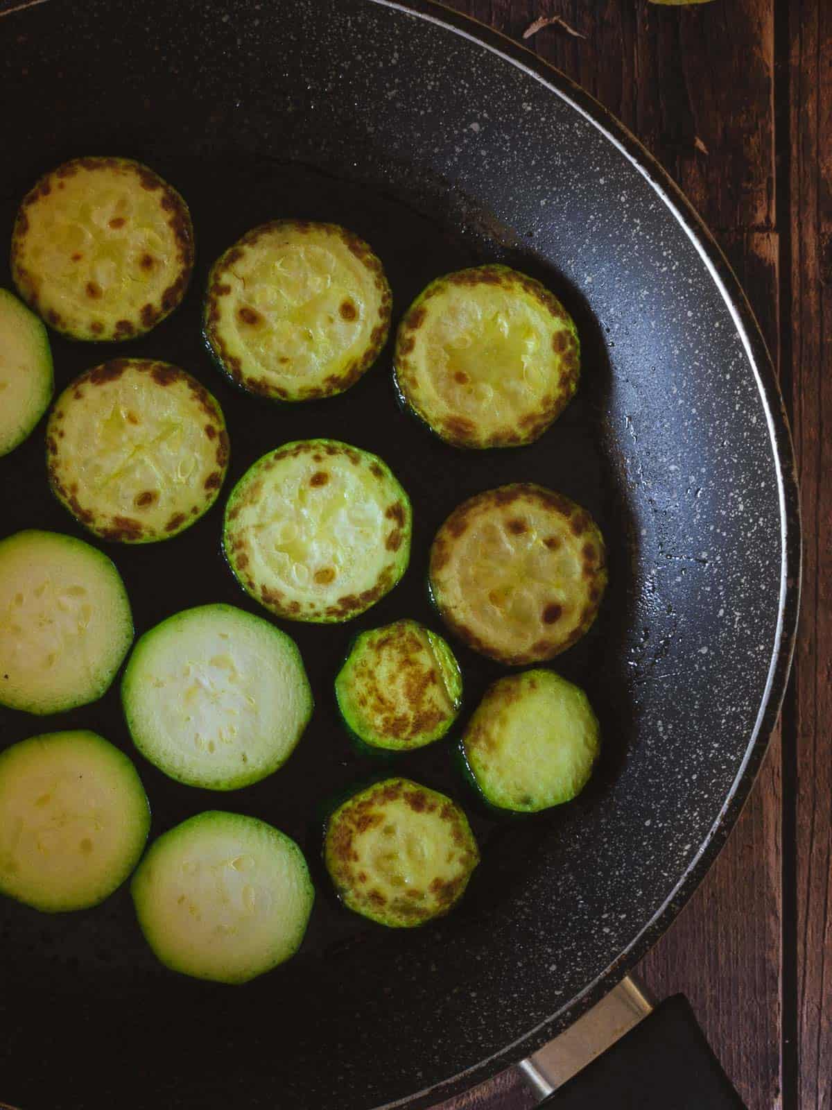 rodajas de zucchini asadas para risotto de verduras.