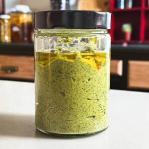 Frasco de vidrio con Pesto vegano de albahaca.