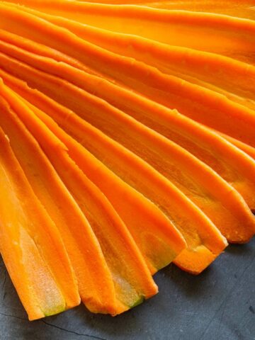 tiras de zanahoria cortadas en fetas finamente.