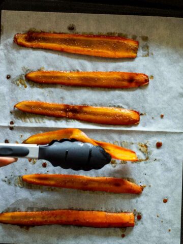 volteando las tiras de zanahoria.