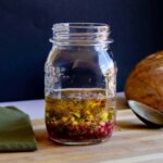 Vinagreta casera para ensaladas en frasco de vidrio.