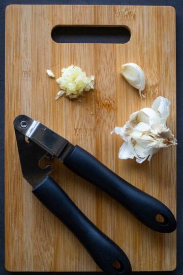 cortar ajo fresco finamente o utilizando una prensa de ajo.