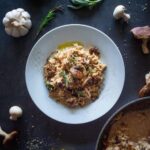 risotto de hiongos servido en un plato.