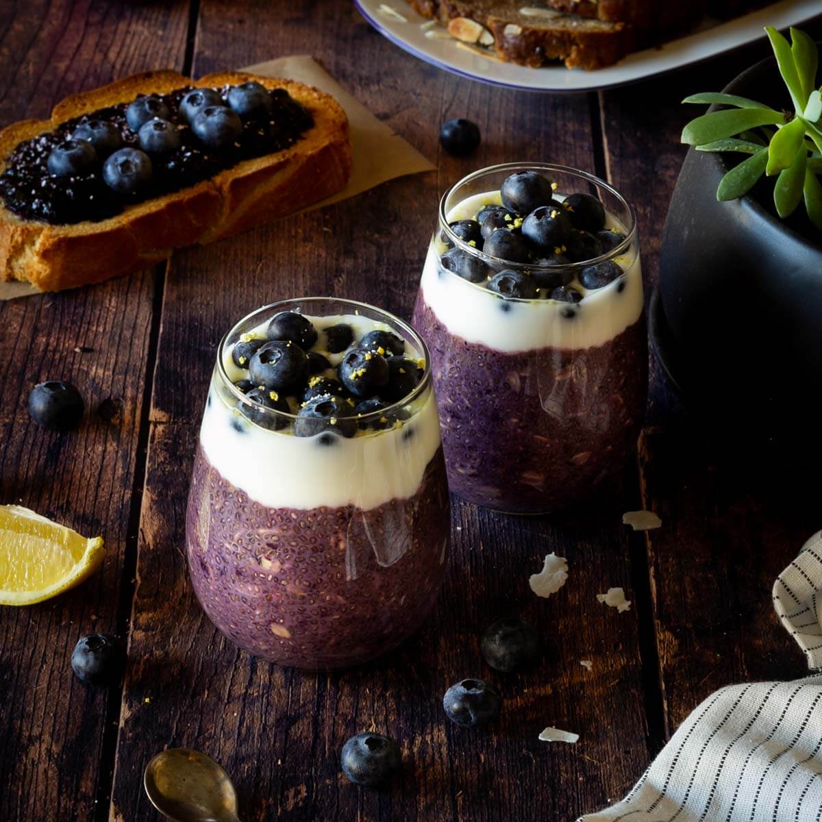 Avena remojada con chia, arándanos y ralladura de limón.