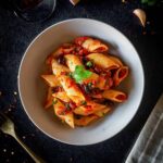 bowl servido con pasta puttanesca.
