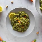 ensalada de pasta fría con pesto de hojas de zanahoria featured.