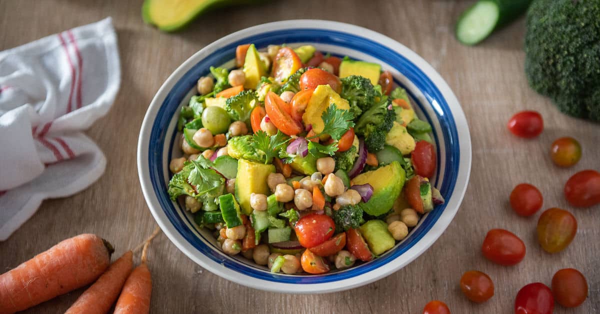 Ensalada de Aguacate y Garbanzos con Tomate