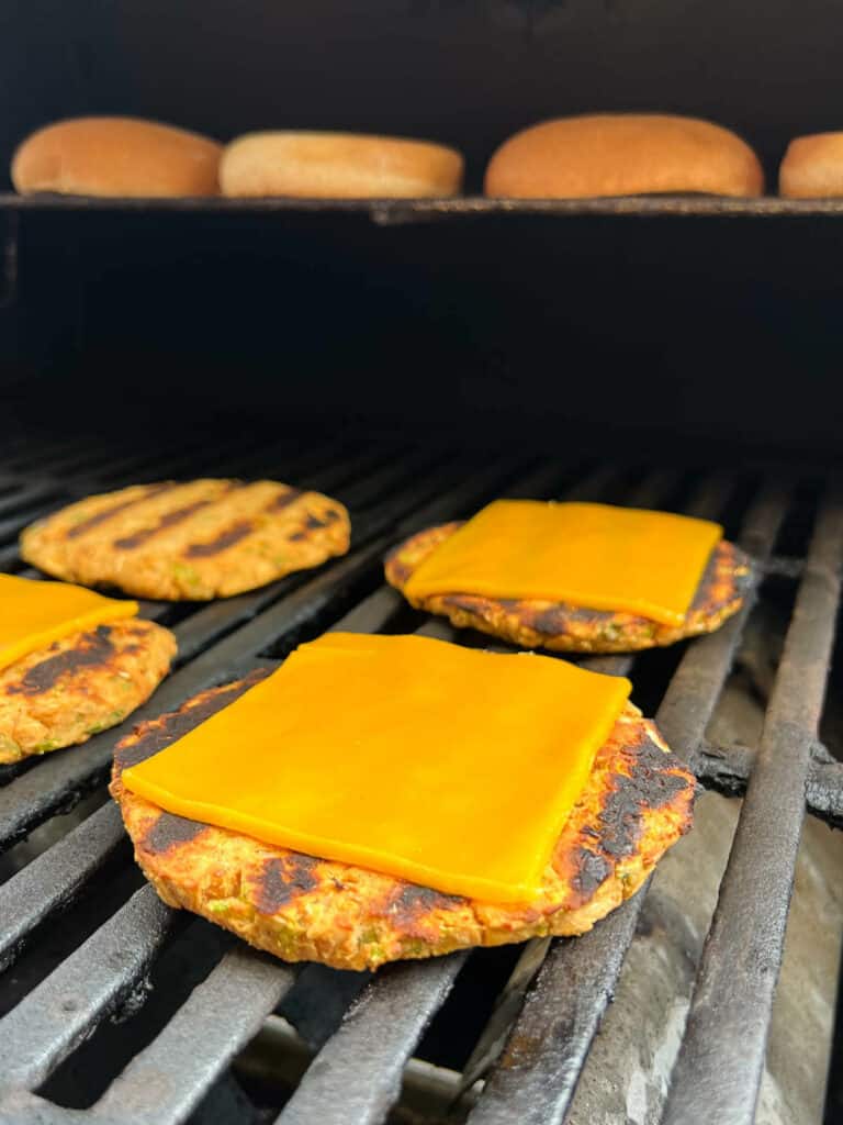 hamburguesa sobre parrilla con queso vegano.