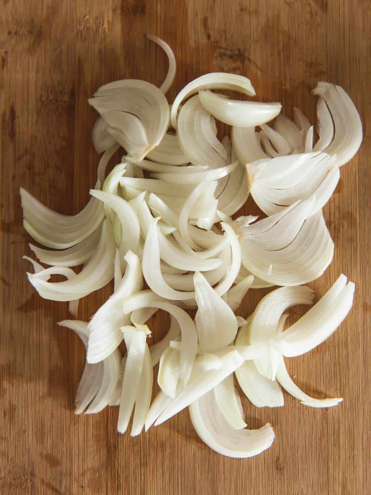 cebollas cortadas en juliana.