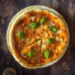 receta de masa de pizza italiana con albahaca fresca.