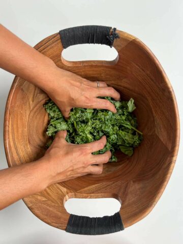 manos masajeando kale.