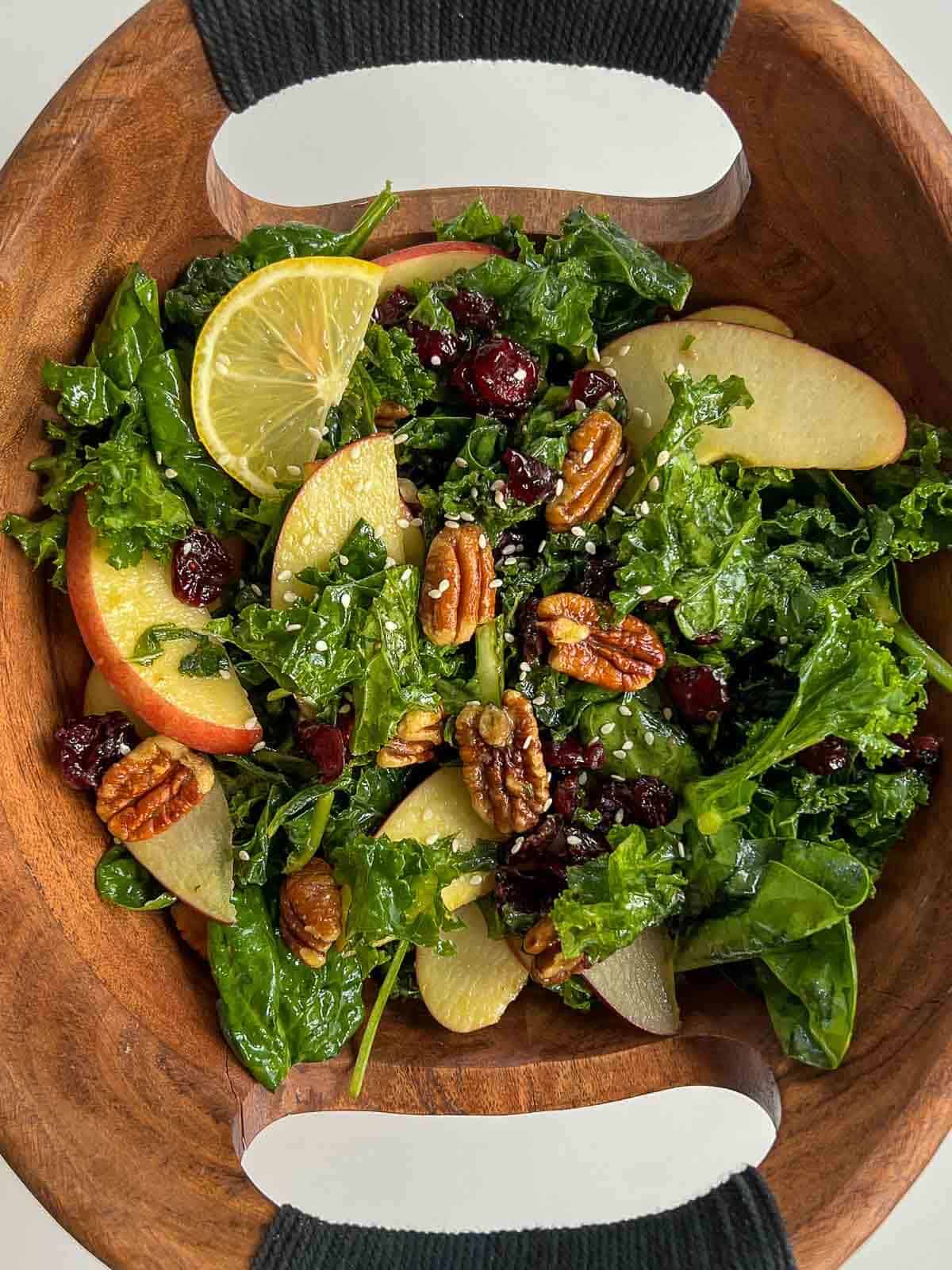 bowl de ensalada de kale desde cerca.