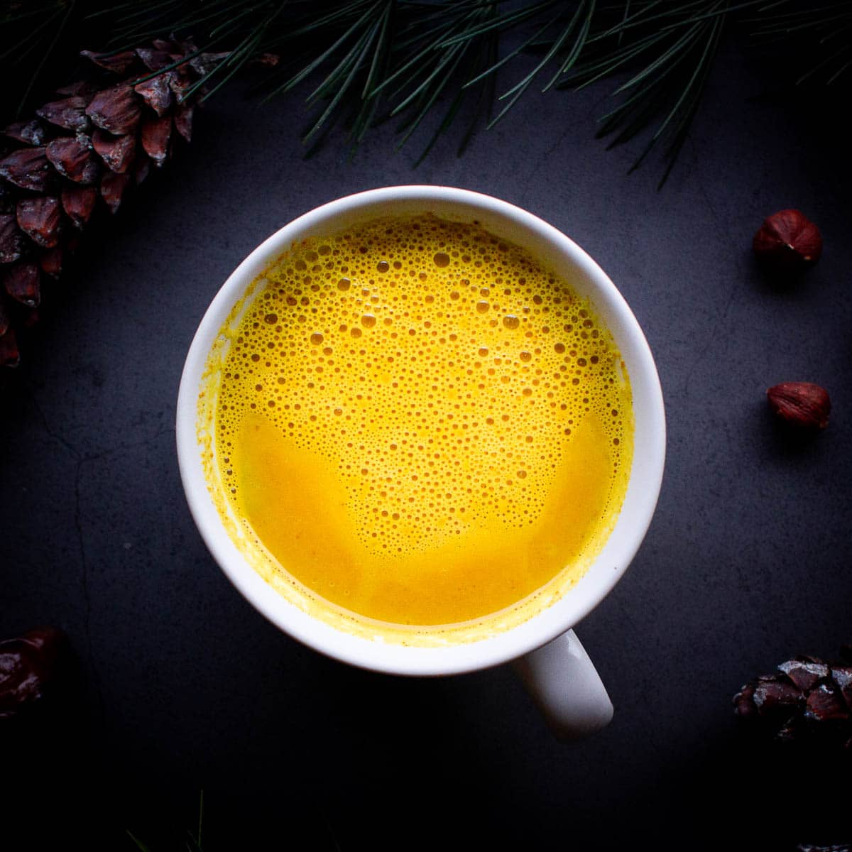 taza con leche dorada.