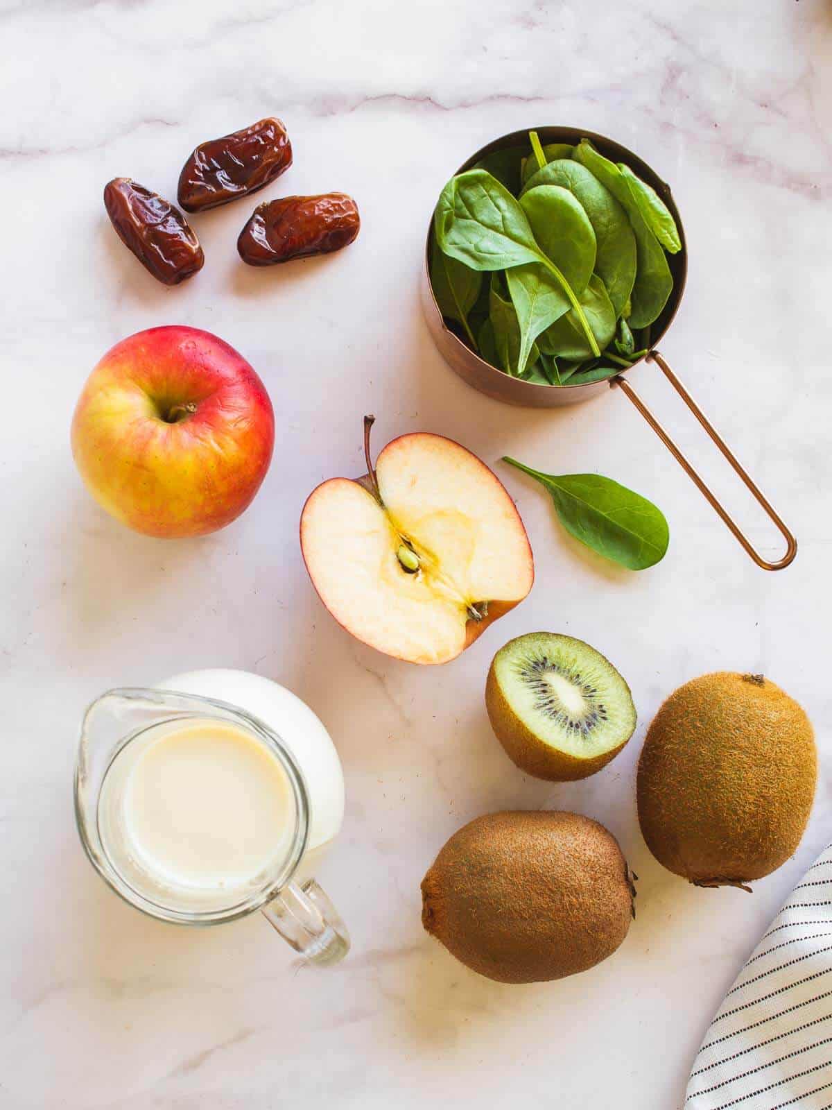 ingredientes para Licuado de Manzana y Espinacas.