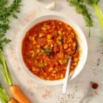 plato servido con sopa griega de frijoles blancos.