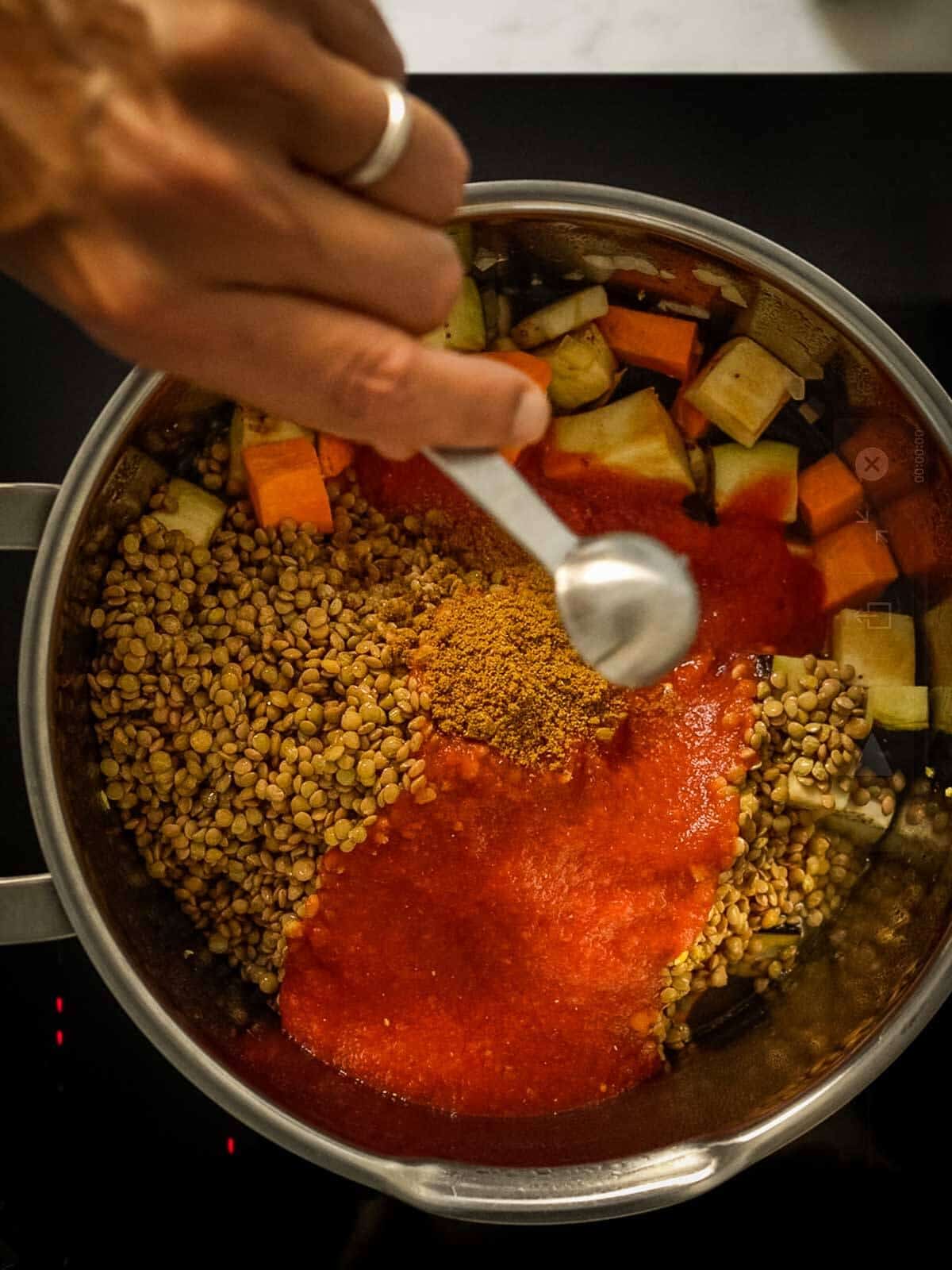 agregarlas lentejas, el jugo e tomate y el resto de los ingredientes a la olla.