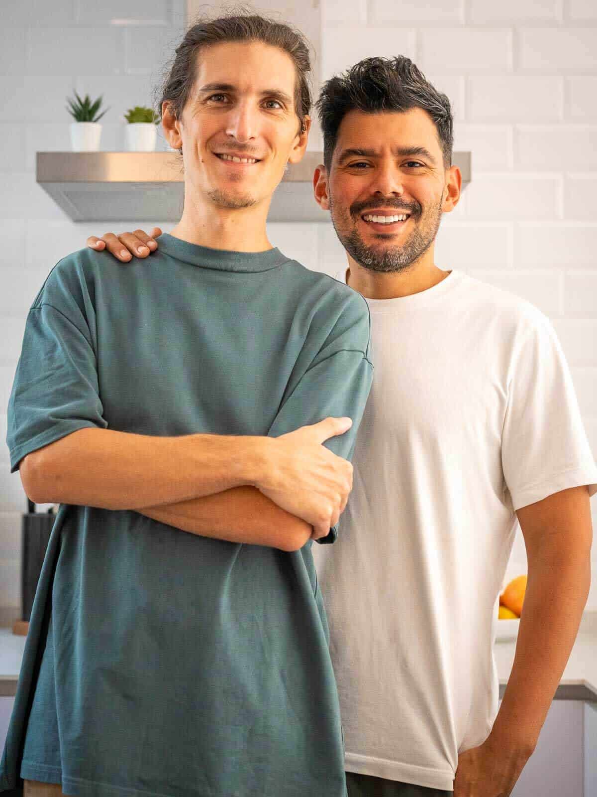 Dos personas sonriendo