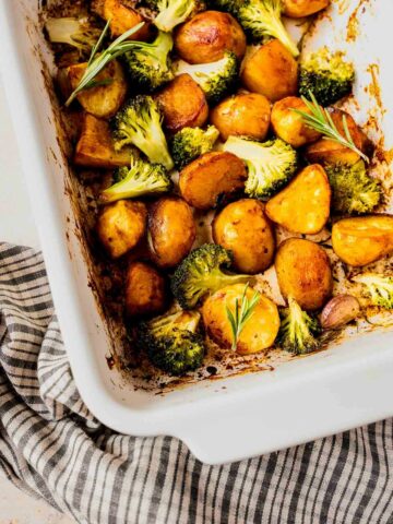sacar las patatas asadas al horno con brócoli del horno.