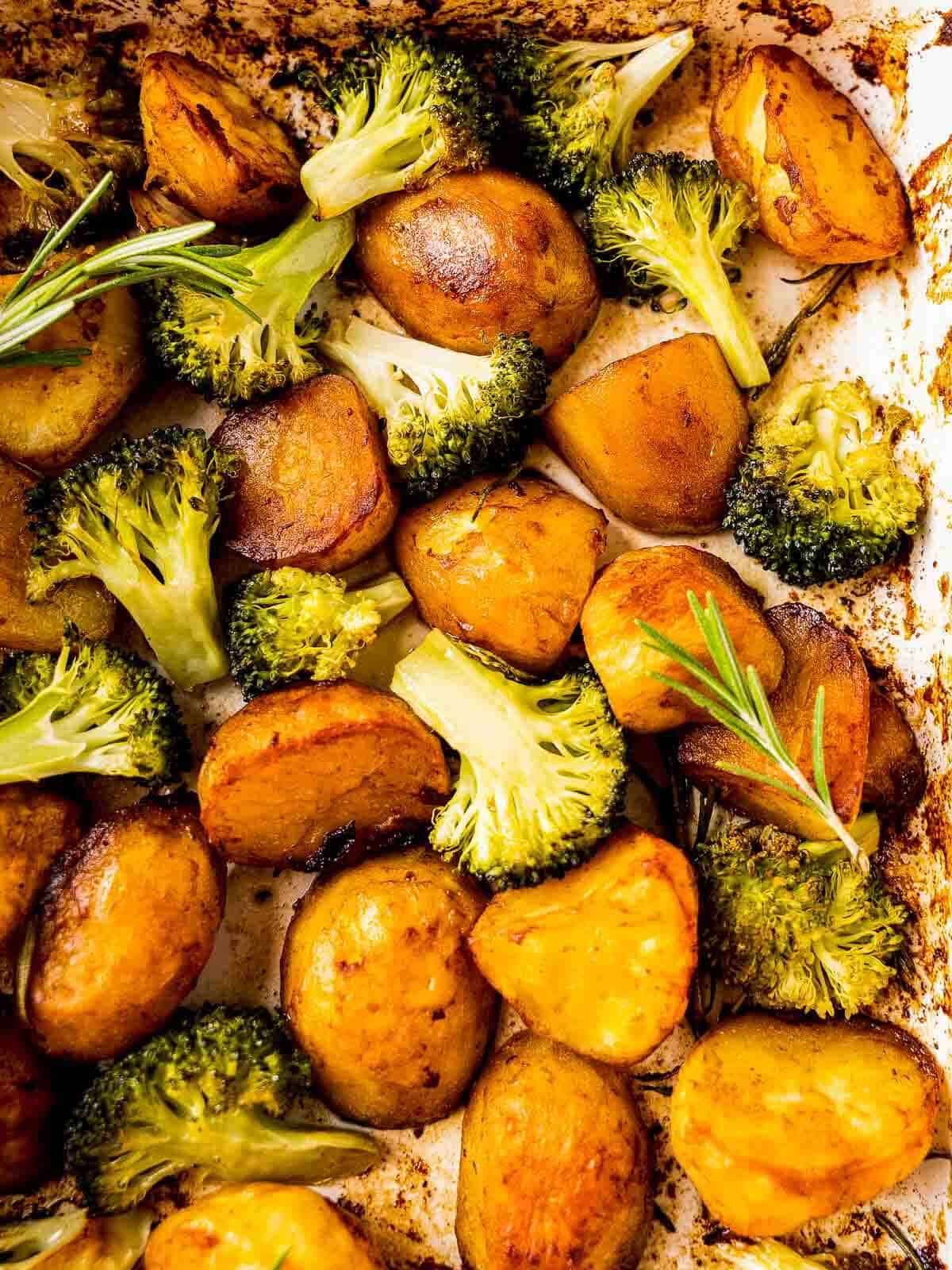 patatas asadas al horno con brócoli.