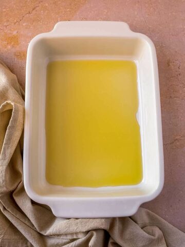 aceite de oliva en una fuente refractaria.