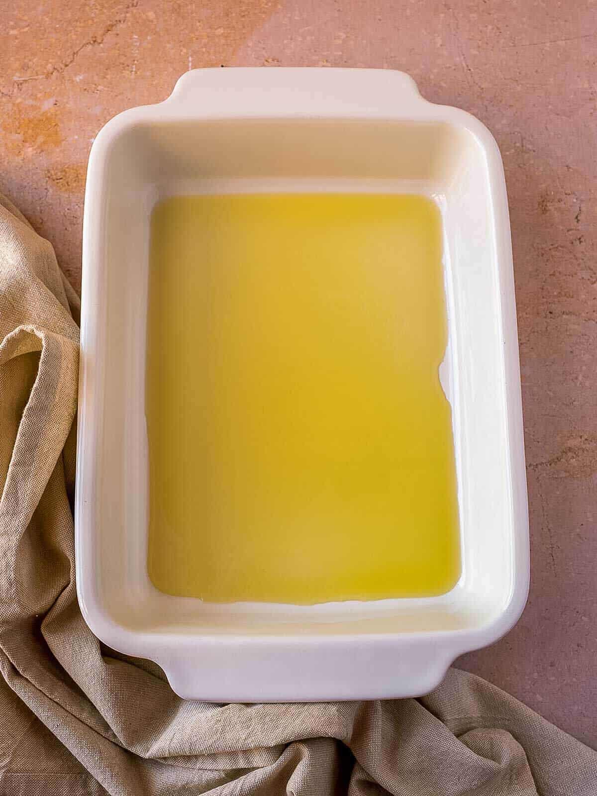 aceite de oliva en una fuente refractaria.