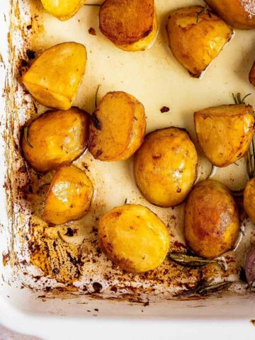 remover las patatas del horno.