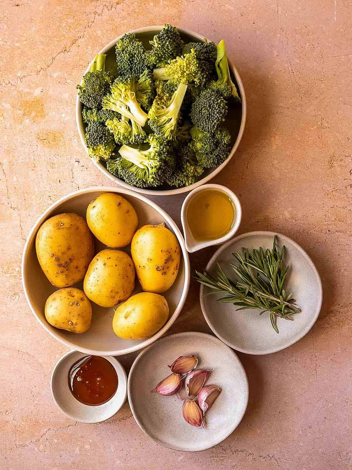 ingredientes para patatas asadas al horno con brócoli.