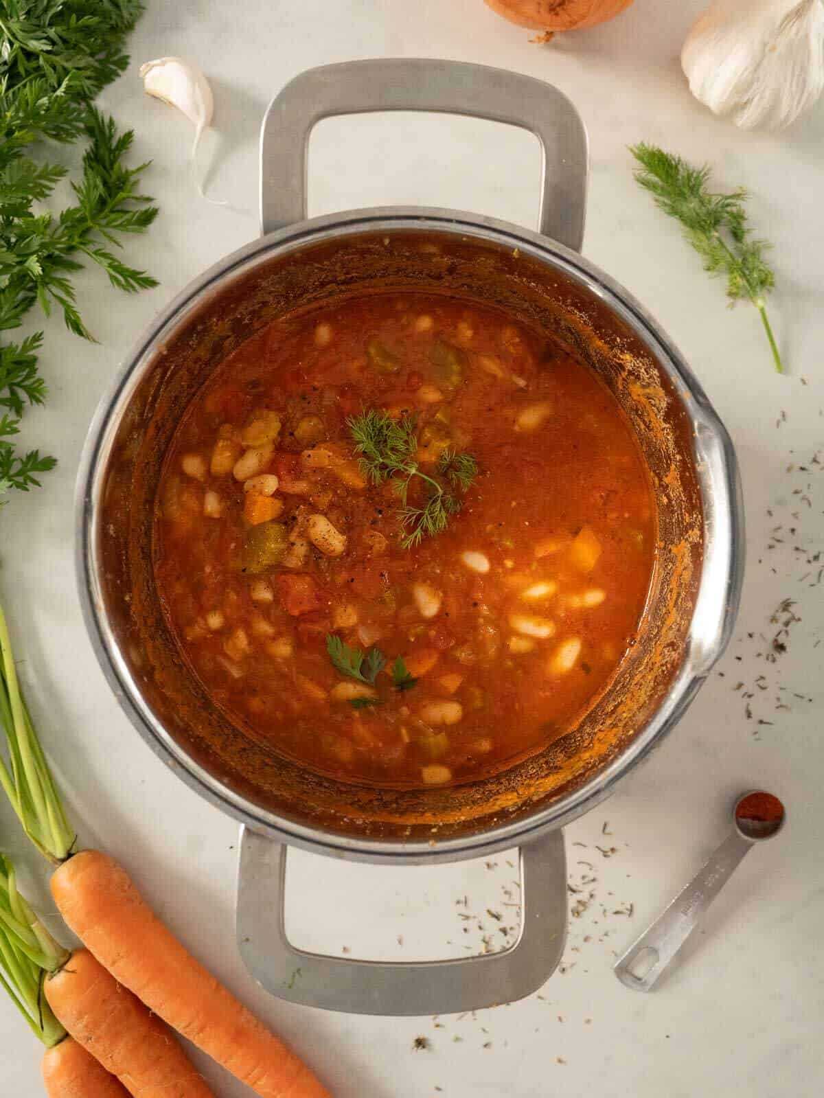 agregando tomate a la olla.