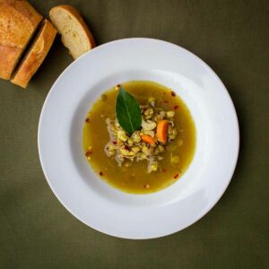plato de sopa de lentejas germinadas