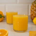 vaso de zumo de piña