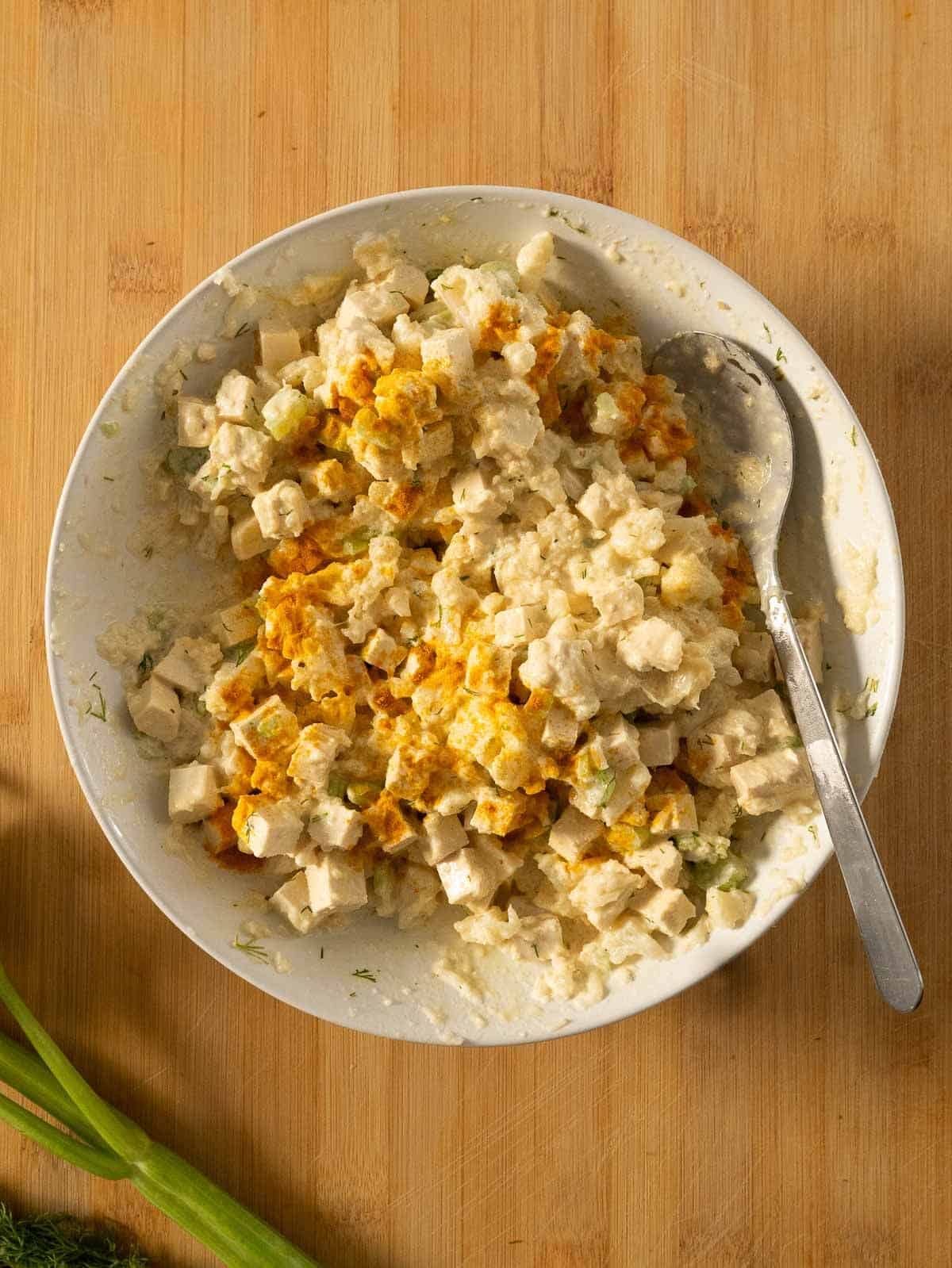 plato de ensalada de huevo vegano en un plato