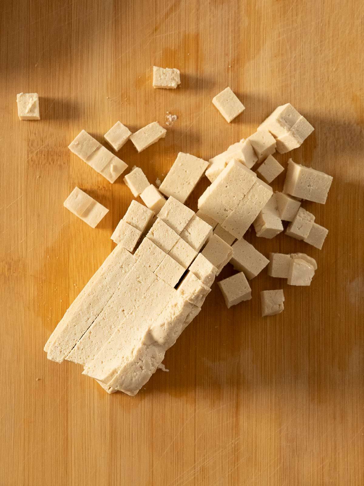 tofu en cubos
