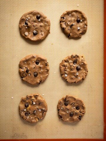 galletas proteicas de chocolate con sal en escamas.