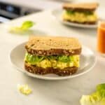 sandwich de ensalada de huevo vegano.