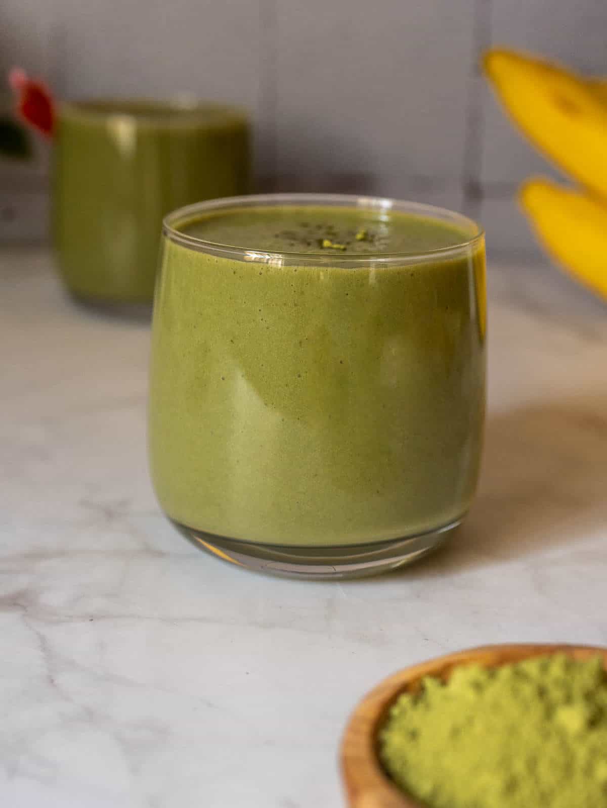 batido de té verde matcha y banana servido en un vaso pequeño.