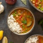 bowl de curry de garbanzos con leche de coco