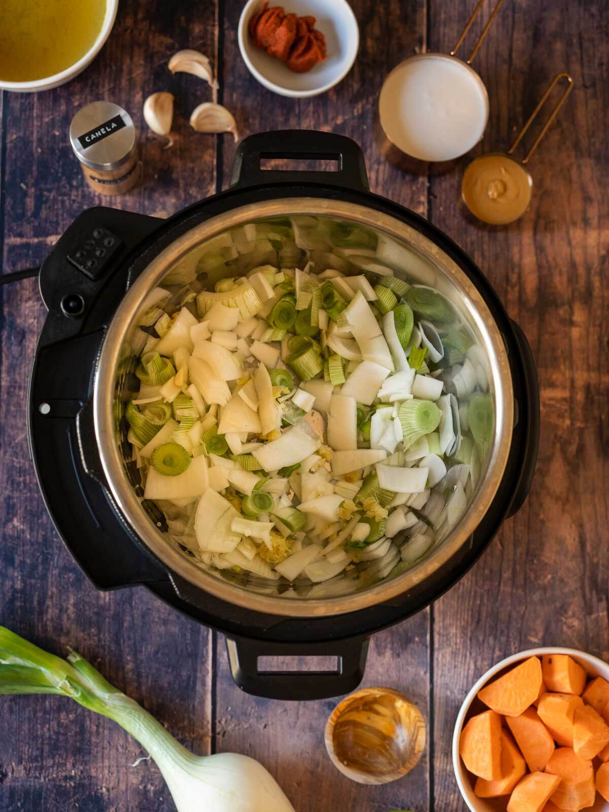 añade el ajo, el jengibre y la cebolla en la olla instantánea o en la cacerola.