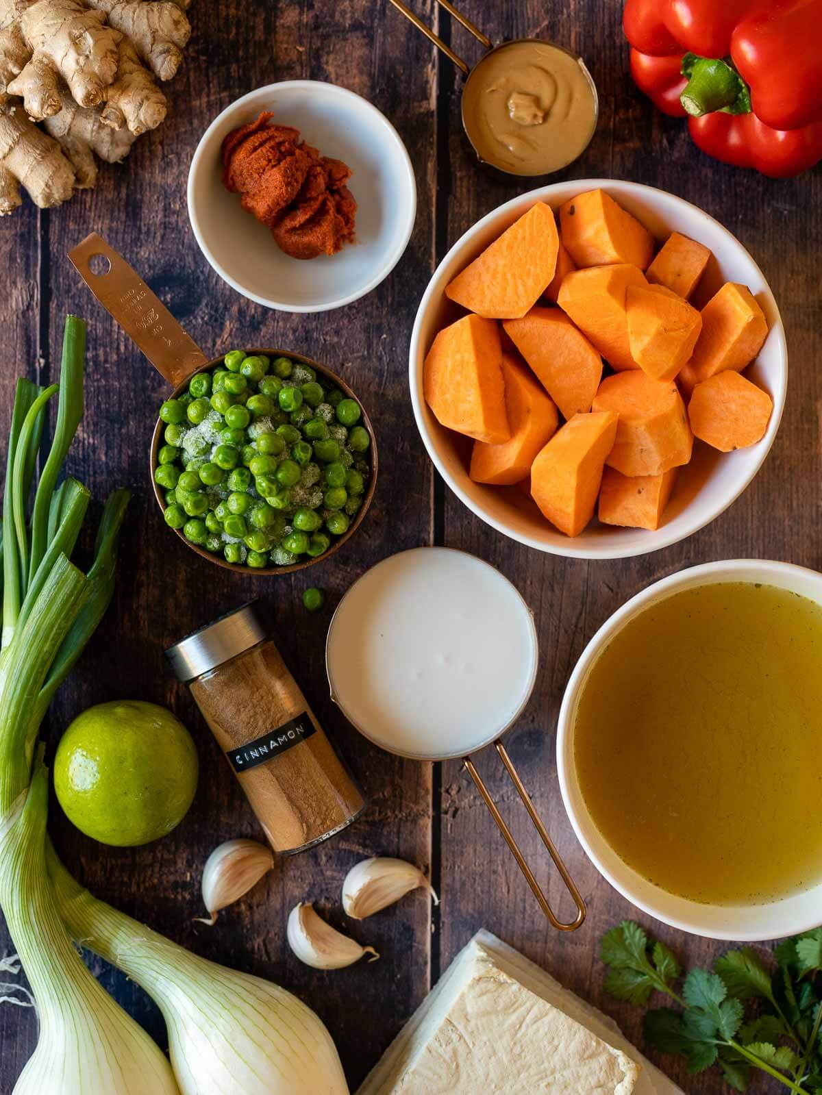ingredientes para preparar curry massaman tailandés de verduras con tofu.