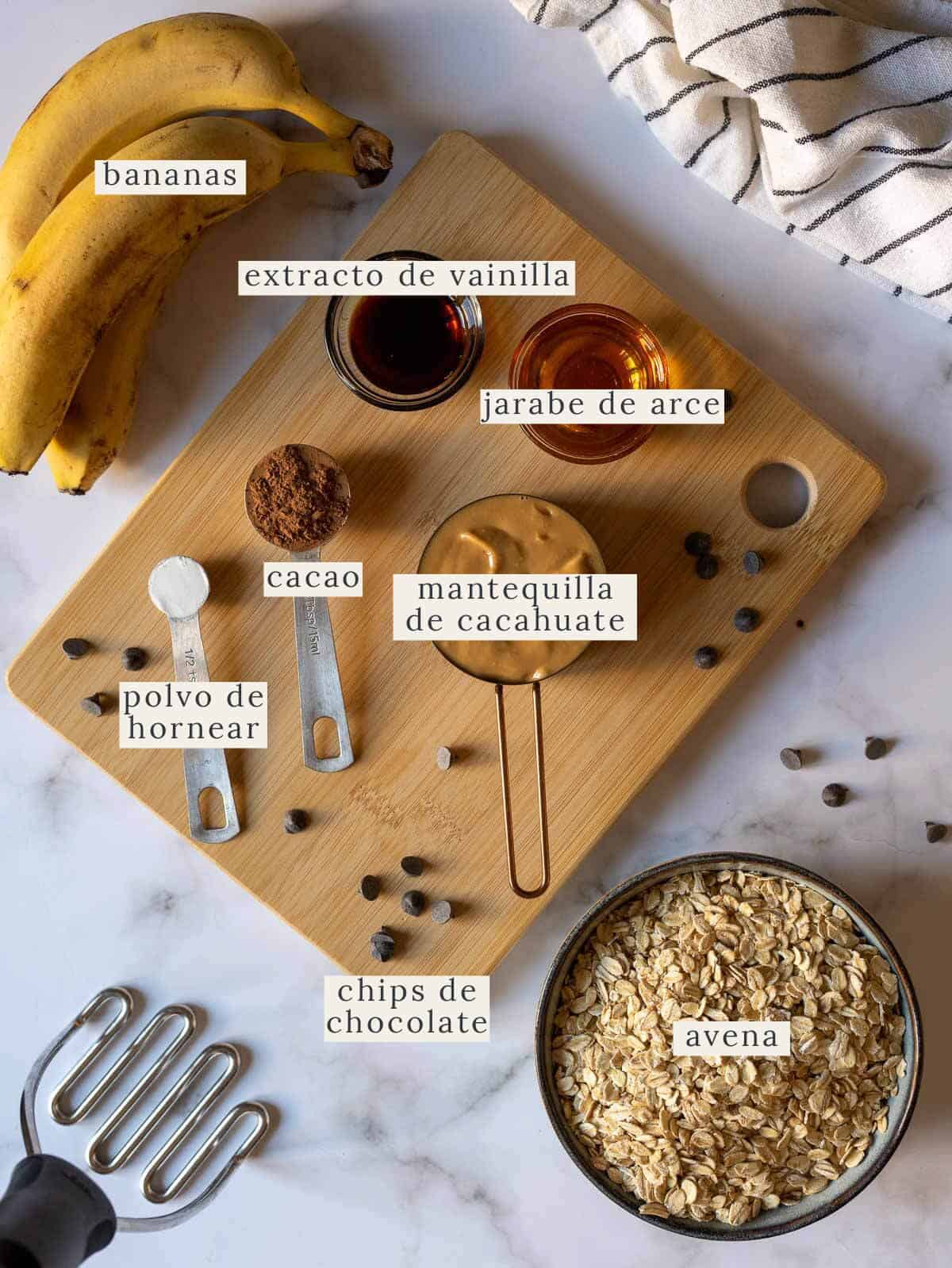 ingredientes para las barritas de avena y chocolate chips.