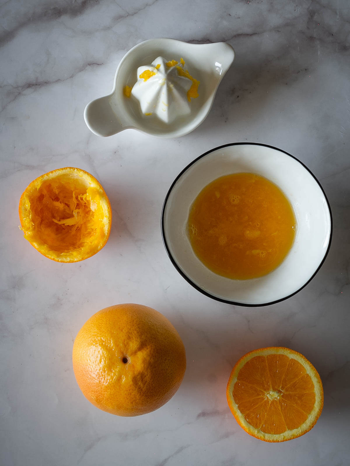 naranja exprimida con prensa manual.