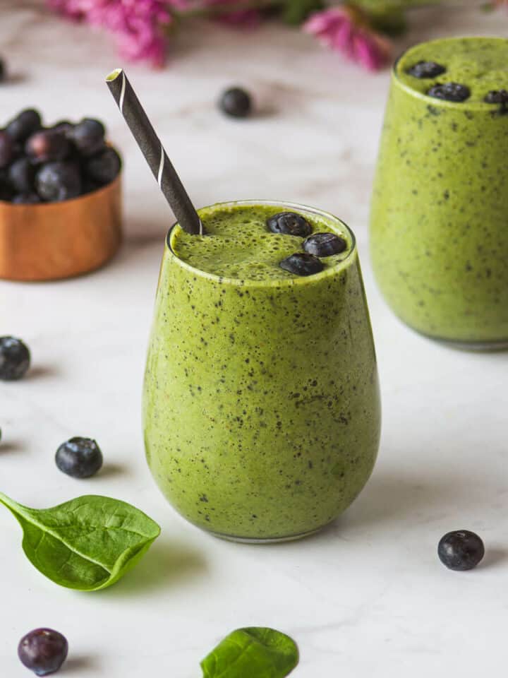 batido de espinaca, arándano y plátano featured.