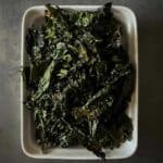 fuente blanca con chips de kale al horno.