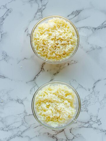 dos bowls con coliflor rallado de diferentes maneras.